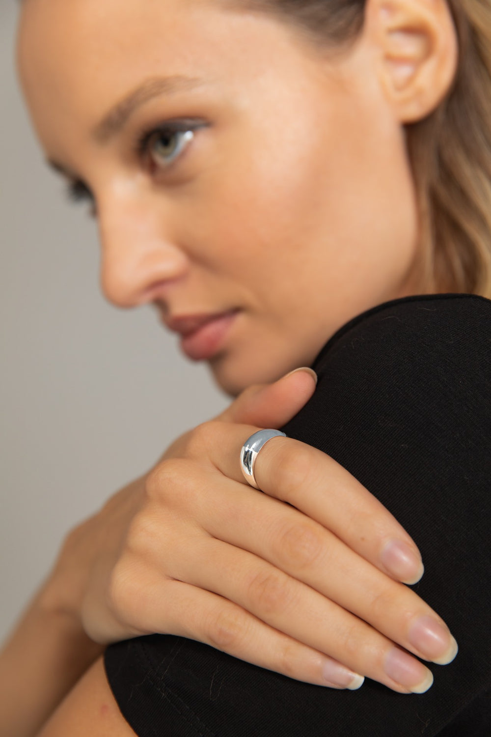 Hand-enameled 925 sterling silver dome ring with grey enamel. Produced in Italy. Réveli
